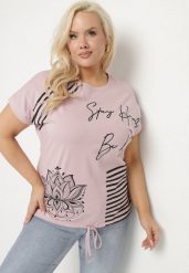 Jasnofioletowy T-shirt Ozdobiony Napisem i Paskami Olirvenia. Fioletowe t-shirty Born2be, xl, bez wzorów, z jeansu, bez kołnierzyka, bez ramiączek. W wyprzedaży za 48.99 zł.