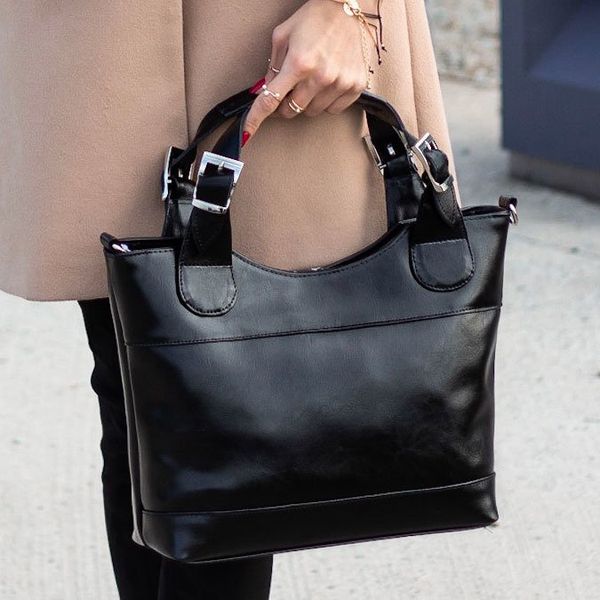 Torebka skórzana damska kuferek DAN-A T214 czarna. Czarne torebki klasyczne DAN-A, bez wzorów, ze skóry, bez dodatków. Za 379.99 zł.