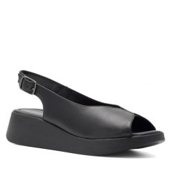 Sandały Lasocki. Czarne sandały Lasocki, bez wzorów, bez obcasa, na płaskiej podeszwie, bez zapięcia. Za 159.99 zł.