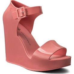 Sandały MELISSA - Mar Wegde Ad 32241 Pink 01477. Czerwone sandały Melissa, bez wzorów, z materiału, bez obcasa, na obcasie, bez zapięcia. W wyprzedaży za 289.00 zł.