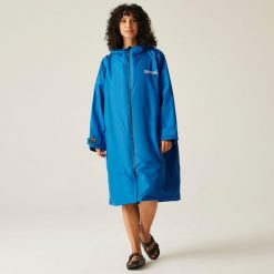 Płaszcz plażowy wodoodporny Changing Robe Regatta. Niebieskie płaszcze Regatta, xl, bez wzorów, bez kaptura. W wyprzedaży za 349.99 zł.