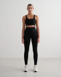 Damskie legginsy prążkowane bezszwowe, wydłużone, wysoki stan, czarne. Czarne legginsy AIM'N, xs, bez wzorów, z elastanu, z podwyższonym stanem, długie. Za 260.00 zł.