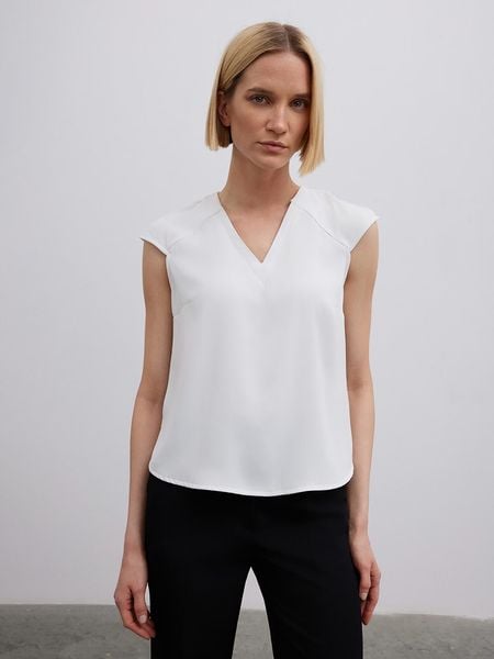 BGN Bluzka w kolorze białym rozmiar: 38. Białe bluzki BGN, bez wzorów, bez kołnierzyka, bez ramiączek. Za 61.46 zł.