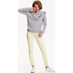 SWETER DAMSKI Z FALBANĄ. Czerwone swetry TROLL, na jesień, s, bez wzorów, bez ramiączek. W wyprzedaży za 39.99 zł.