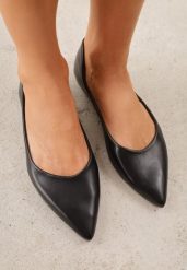 Czarne Eleganckie Eleganckie Balerinki z Noskiem w Szpic Abssis. Czarne baleriny Born2be, bez wzorów, z jeansu, bez obcasa. Za 59.99 zł.