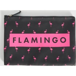 Kosmetyczka z napisem Flamingo - Czarny. Kufry i kosmetyczki Sinsay. Za 14.99 zł.