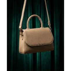 Torebka damska mała beżowa listonoszka do ręki lub na ramię skóra ekologiczna Peterson PTN MX01-F. Brązowe torby na ramię Peterson, bez wzorów, ze skóry ekologicznej, do ręki, małe, bez dodatków. Za 94.99 zł.