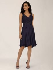 APART Sukienka w kolorze granatowym rozmiar: 42. Niebieskie sukienki Apart, bez wzorów, z koronki, bez kołnierzyka, bez ramiączek, midi. Za 173.99 zł.