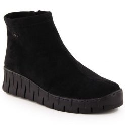 Skórzane botki damskie zamszowe czarne Helios 506P. Czarne botki Helios, bez wzorów, z nubiku, bez obcasa, bez zapięcia. Za 349.99 zł.