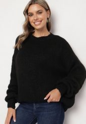 Czarny Sweter o Klasycznym Prostym Kroju z Domieszką Wełny i Wiskozy Sezisya. Czarne swetry Born2be, na zimę, uniwersalny, z aplikacjami, z jeansu, bez ramiączek. Za 149.99 zł.