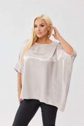 Kimonowa satynowa bluzka Gabi w popielatym kolorze PLUS SIZE XXL OVERSIZE JESIEŃ. Szare bluzki Moda Size Plus Iwanek, plus size, bez wzorów, z elastanu, eleganckie, bez kołnierzyka, plus size, bez ramiączek. Za 159.90 zł.