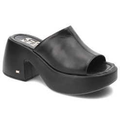 Czarne Klapki Karino Modne Obuwie Damskie. Czarne klapki Karino, bez wzorów, ze skóry, bez obcasa, na obcasie. Za 399.00 zł.
