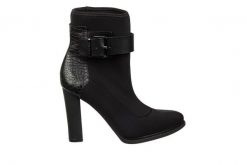 Botki Calvin Klein July Black 098033, Czarny, Skóra naturalna - 37. Czarne botki Calvin Klein, bez wzorów, z gumy, bez obcasa, na słupku, bez zapięcia. W wyprzedaży za 314.10 zł.