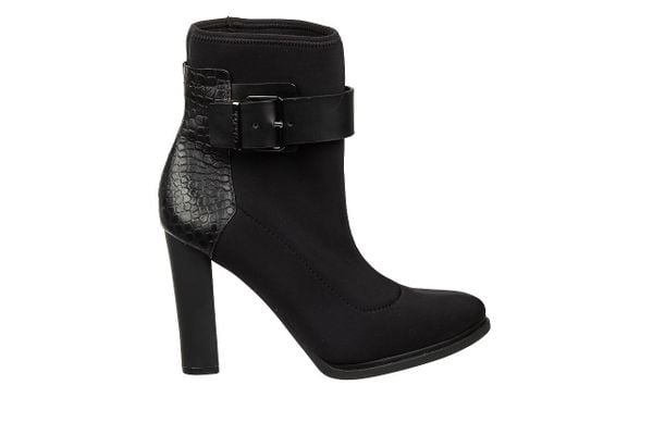 Botki Calvin Klein July Black 098033, Czarny, Skóra naturalna - 37. Czarne botki Calvin Klein, bez wzorów, z gumy, bez obcasa, na słupku, bez zapięcia. W wyprzedaży za 314.10 zł.