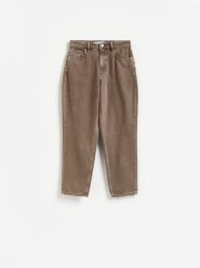 Jeansy mom fit z wysokim stanem - brązowy. Brązowe jeansy Reserved, bez wzorów, z podwyższonym stanem. Za 129.99 zł.