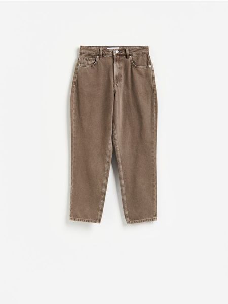 Jeansy mom fit z wysokim stanem - brązowy. Brązowe jeansy Reserved, bez wzorów, z podwyższonym stanem. Za 129.99 zł.