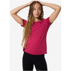 Koszulka SUPER.NATURAL W RUNNING TEE. Czerwone bluzki super.natural, bez wzorów, sportowe, bez kołnierzyka, bez ramiączek. Za 249.99 zł.