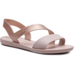 Sandały IPANEMA - Vibe Sandal Fem 82429 Pink/Metalic Pink 24517. Czerwone sandały Ipanema, bez wzorów, z tworzywa sztucznego, bez obcasa, bez zapięcia. W wyprzedaży za 99.00 zł.