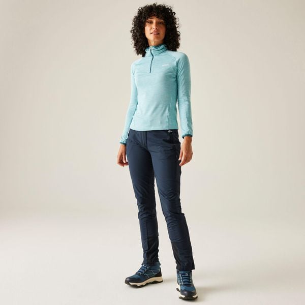 Spodnie damskie trekkingowe Mountain Winter. Niebieskie spodnie sportowe Regatta, na lato, bez wzorów, z materiału, trekkingowe. Za 249.99 zł.