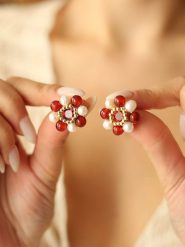 Pierres delicates Pozłacane kolczyki-wkrętki z perłami i koralami rozmiar: onesize. Białe kolczyki Pierres delicates, z koralem, pozłacane. Za 69.99 zł.