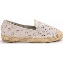 Szare Zamszowe Ażurowe Espadryle. Szare espadryle ButyModne, w ażurowe wzory, z zamszu, bez obcasa, na platformie, bez zapięcia. W wyprzedaży za 99.00 zł.