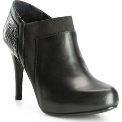 Buty damskie. Czarne botki Wittchen, bez wzorów, ze skóry, bez obcasa, bez zapięcia. W wyprzedaży za 299.00 zł.