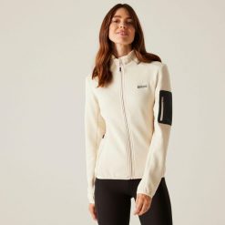 Softshell turystyczny damski Aldean. Fioletowe kurtki sportowe Regatta, bez wzorów, z softshellu, bez kaptura, trekkingowe. W wyprzedaży za 249.99 zł.