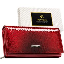 Elegancki portfel damski z lakierowanej skóry naturalnej i ekologicznej zamykany na zatrzask Rovicky RPN-28-RSP. Czerwone portfele z aplikacjami, ze skóry. Za 74.00 zł.
