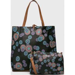 Desigual - Torebka dwustronna. Czarne torby na ramię Desigual, bez wzorów, z materiału, casualowe, na ramię, duże, z nadrukiem, bez dodatków. W wyprzedaży za 199.90 zł.