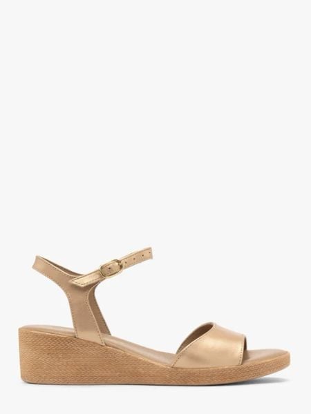 Złote sandały na niskiej platformie. Żółte sandały Ryłko, bez wzorów, ze skóry, bez obcasa, na platformie, bez zapięcia. W wyprzedaży za 249.99 zł.