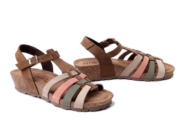 YOKONO MONACO-261 nub multi mocha, sandały damskie. Brązowe sandały Yokono, bez wzorów, ze skóry, bez obcasa, na koturnie, bez zapięcia. Za 256.41 zł.