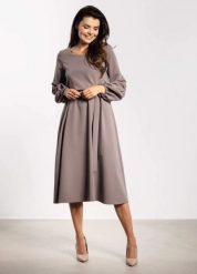 Elegancka sukienka rozkloszowana z długim rękawem taupe. Sukienki Infinite You, do pracy, m, bez wzorów, biznesowe, bez kołnierzyka, bez ramiączek, rozkloszowane. Za 309.00 zł.
