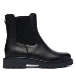 Botki Tamaris. Czarne botki Tamaris, bez wzorów, bez obcasa, na płaskiej podeszwie, bez zapięcia. Za 489.99 zł.