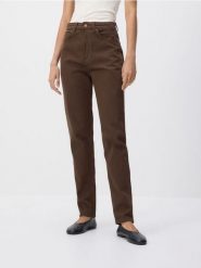 Jeansy mom fit slim z dłuższą nogawką - brązowy. Brązowe jeansy Reserved, bez wzorów. W wyprzedaży za 45.99 zł.