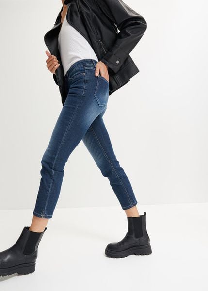 Jeansy 7/8 z rozcięciem i stretchem. Niebieskie jeansy bonprix, bez wzorów. Za 79.99 zł.