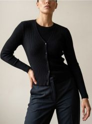 Prążkowany kardigan zapinany na guziki - czarny. Czarne kardigany Sinsay, l, bez wzorów, prążkowane. Za 39.99 zł.