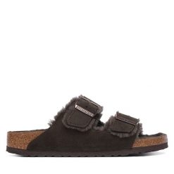 Klapki Birkenstock. Brązowe klapki Birkenstock, bez wzorów, bez obcasa. Za 749.99 zł.