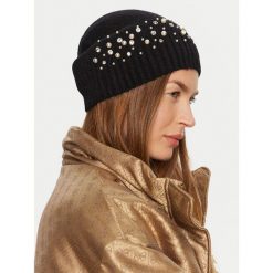 Czapka Guess. Czarne czapki Guess, z aplikacjami. Za 239.99 zł.