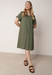 Ciemnozielona Wiskozowa Sukienka o Pudełkowym Kroju z Dekoltem V z Guzikami Berborin. Zielone sukienki Born2be, do pracy, l, bez wzorów, z jeansu, klasyczne, bez kołnierzyka, plus size, bez ramiączek, midi, proste. Za 79.99 zł.