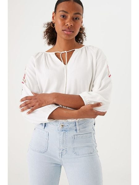 Garcia Bluzka w kolorze białym rozmiar: L. Białe bluzki Garcia, l, bez wzorów, z wiskozy, bez kołnierzyka, bez ramiączek. Za 117.17 zł.