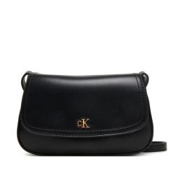 Torebka Calvin Klein. Czarne listonoszki Calvin Klein, bez wzorów, bez dodatków. Za 409.99 zł.