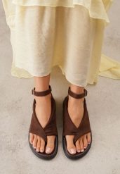 Brązowe Sandały w Stylu Japonek z Paskiem na Palec Imitacji Zamszu Arrierena. Brązowe sandały Renee, bez wzorów, z satyny, boho, bez obcasa, na płaskiej podeszwie, bez zapięcia. Za 89.99 zł.