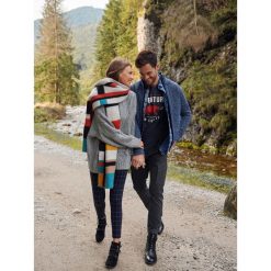 SZALIK DAMSKI. Czerwone szaliki TOP SECRET, bez wzorów, z dzianiny, eleganckie. W wyprzedaży za 29.99 zł.