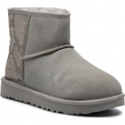 Buty UGG - W Classic Mini Mettalic Snake 1101472 W/Slvr. Szare botki UGG, bez wzorów, z nubiku, bez obcasa, bez zapięcia. W wyprzedaży za 449.00 zł.