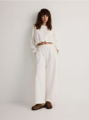 Krótka bluza ze ściągaczem - złamana biel. Bluzy Reserved, l, bez wzorów, z bawełny, bez kaptura. W wyprzedaży za 39.99 zł.