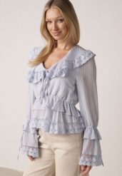 Niebieska Wiskozowa Bluzka w Rustykalnym Stylu z Koronką Falbanami i Wiązaniami Elleflona. Niebieskie bluzki Born2be, m, bez wzorów, z koronki, bez kołnierzyka, bez ramiączek. Za 149.99 zł.