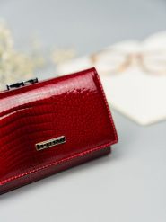 Skórzany portfel damski czerwony Lorenti 55020-RS-1176 RED. Czerwone portfele LORENTI, bez wzorów, z lakierowanej skóry. Za 102.59 zł.