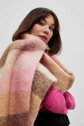 Gruby szal z frędzlami. Szaliki MOODO, bez wzorów, z poliesteru. W wyprzedaży za 31.99 zł.