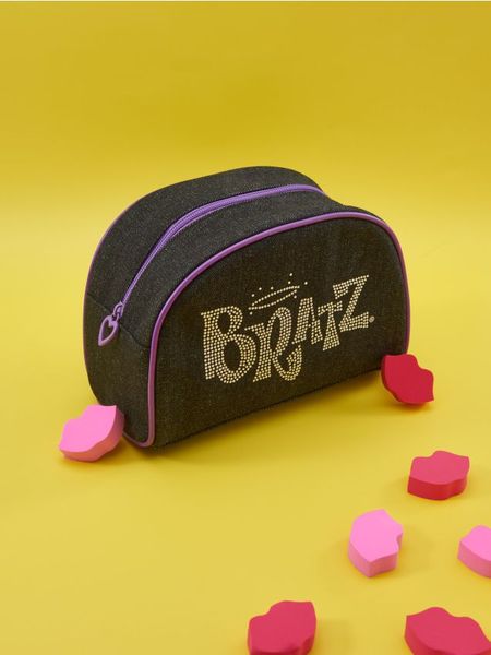 Kosmetyczka Bratz - czarny. Czarne kufry i kosmetyczki Sinsay, bez wzorów, bez dodatków. Za 22.99 zł.