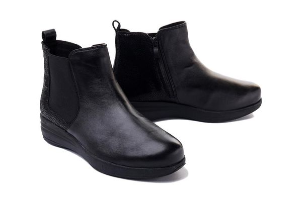 CAPRICE 25454-29 black soft, botki damskie. Czarne botki Caprice, na zimę, bez wzorów, z gumy, bez obcasa, na koturnie, bez zapięcia. Za 355.91 zł.